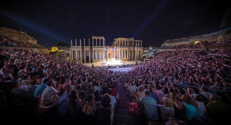 La Consejera de Cultura, Turismo y Deportes inicia el expediente para la declaracin del Festival de Mrida como Bien de Inters Cultural