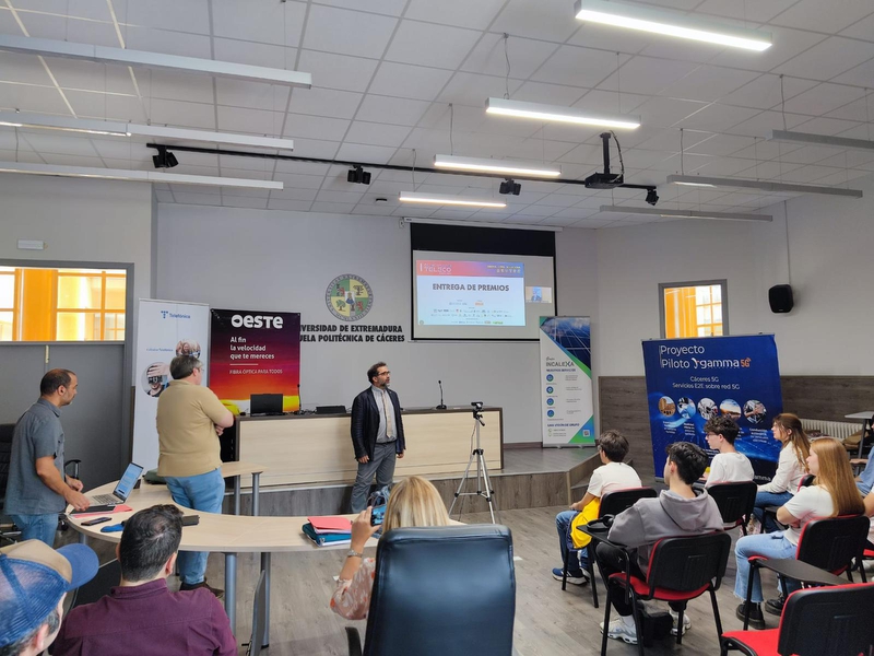 El director general de Agenda Digital anima a los preuniversitarios extremeos a optar por la carrera de ''teleco''