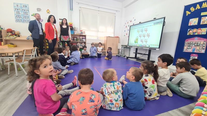 Educación empieza a instalar los nuevos equipamientos tecnológicos en las aulas de la región