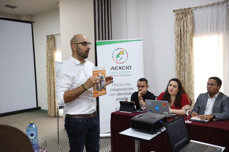 El director en funciones de la AEXCID recibe a jóvenes participantes del programa de 'Jóvenes Constructores de Paz'