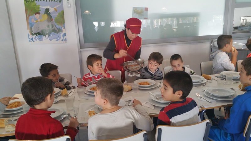 La Consejería de Educación garantiza el servicio de comedor y de transporte escolar a todos los alumnos solicitantes
