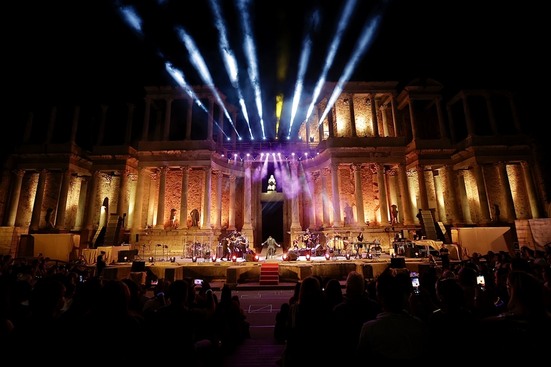 Carlos Rivera comparte ''un viaje a todas partes'' con su público en el Teatro Romano de Mérida