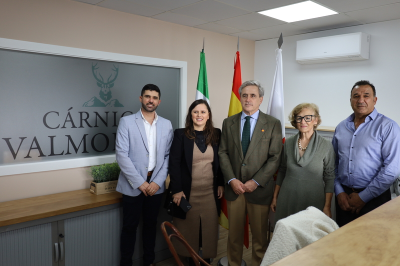 El consejero de Gestión Forestal y Mundo Rural inaugura la empresa Cárnicas Valmorisco en Alía