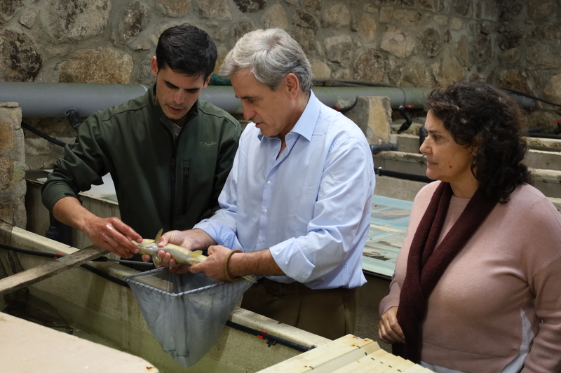 El consejero de Gestión Forestal resalta la labor de la piscifactoría de Jerte