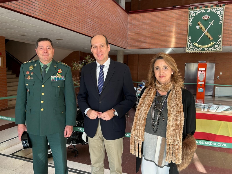 Los conductores del Parque Móvil reciben un curso de conducción eficiente y segura de vehículos híbridos en la Escuela de Tráfico de la Guardia Civil