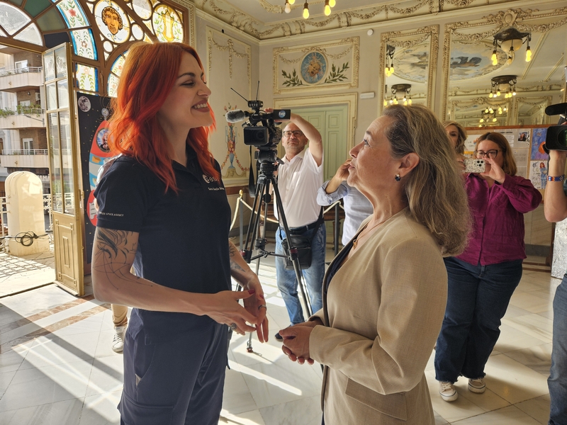 La consejera de Educación recibe a la candidata a astronauta Sara García Alonso y agradece su encuentro con 600 alumnos extremeños