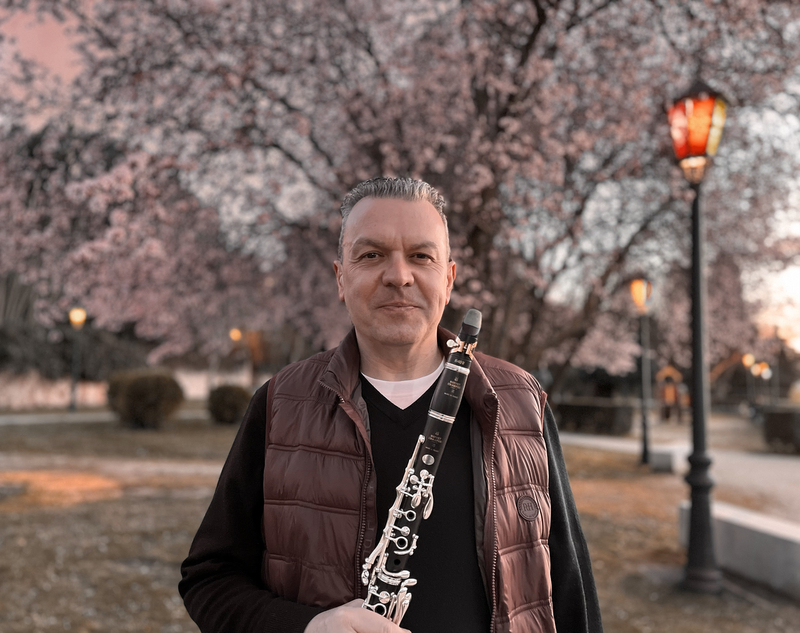 El clarinetista Juan Ferrer debuta con la Orquesta de Extremadura como solista invitado, interpretando 'Áurea', de Pacho Flores