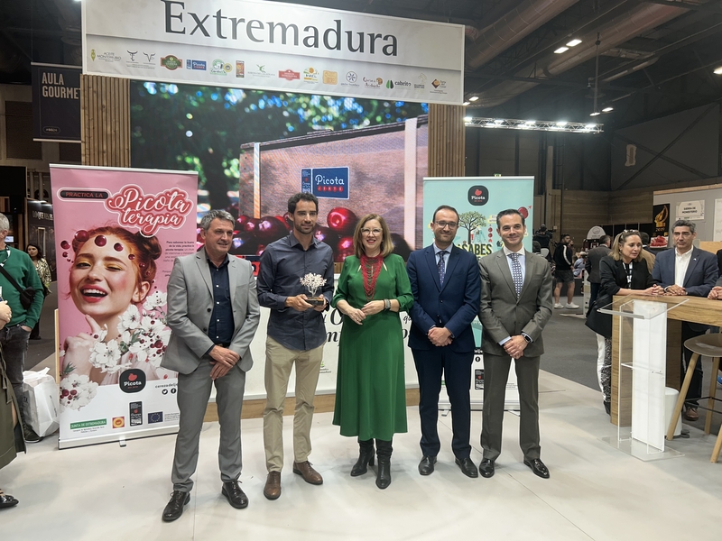 Mercedes Morán entrega el Premio Excelencia Picota del Jerte al atleta Álvaro Martín en el marco del Salón Gourmets