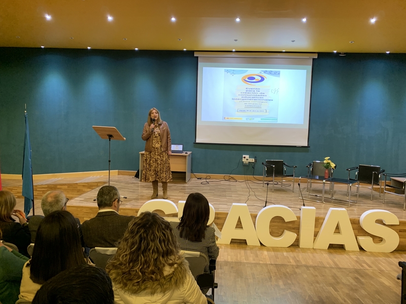 Más de un centenar de docentes asisten al 'Evento para la creación de comunidades educativas intergeneracionales'