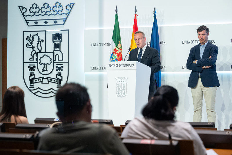 La Junta denuncia que el Gobierno plantea recortar servicios y tráfico de autobuses en 164 localidades que afectan a 800.000 extremeños