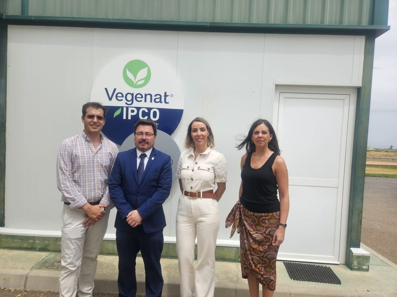 Santamaría ofrece al Grupo Vegenat su apoyo para que sigan generando riqueza, con motivo de la visita a sus instalaciones