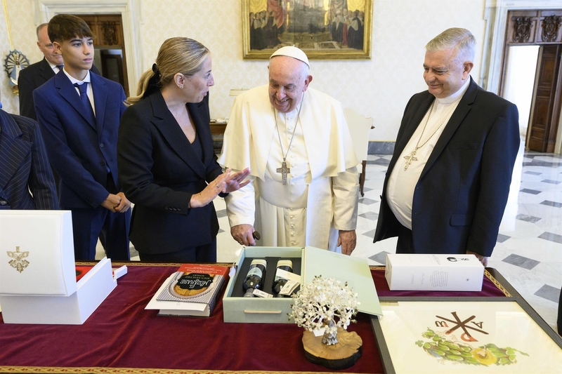 María Guardiola invita al Papa a visitar Guadalupe y le entrega una réplica de una encina y un ejemplar de 'El Mozárabe'