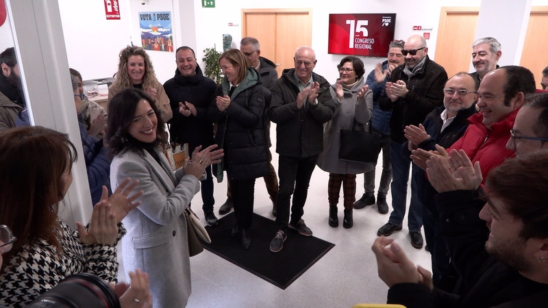 Esther Gutiérrez entrega los avales para optar a liderar el PSOE extremeño desde la 