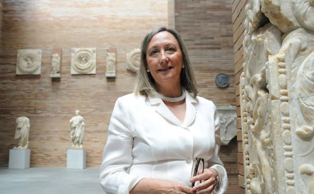 La Casa de Extremadura de Jerez de la Frontera otorga su XXIII Premio 'Caballo-Encina' a Trinidad Nogales, directora del Museo de Arte Romano