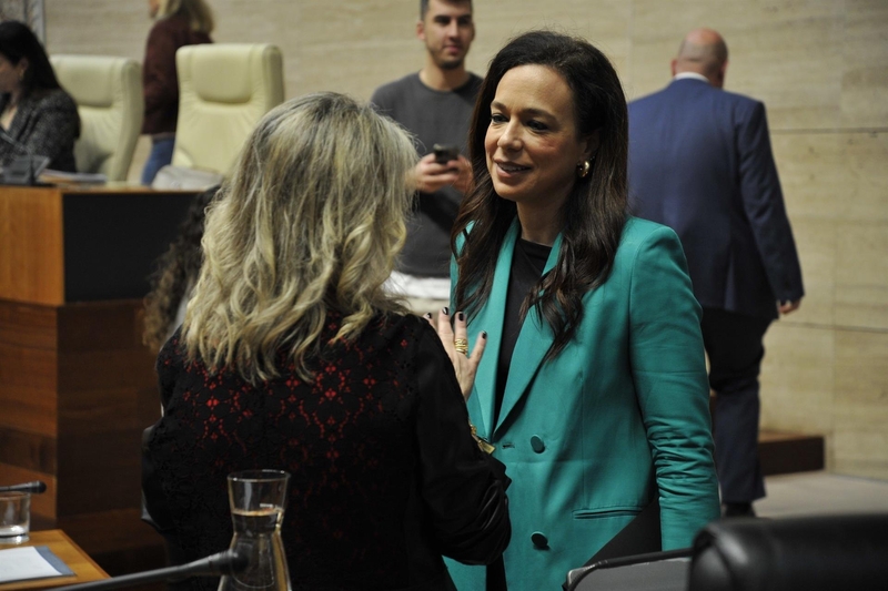 La consejera de Salud alude al barómetro sanitario para situarse 'en el camino' mientras el PSOE ve un 'caos' de gestión