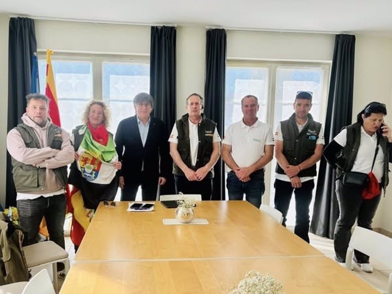 La tractorada extremeña de camino a Bruselas hace parada en Waterloo para trasladar sus reivindiaciones a Puigdemont