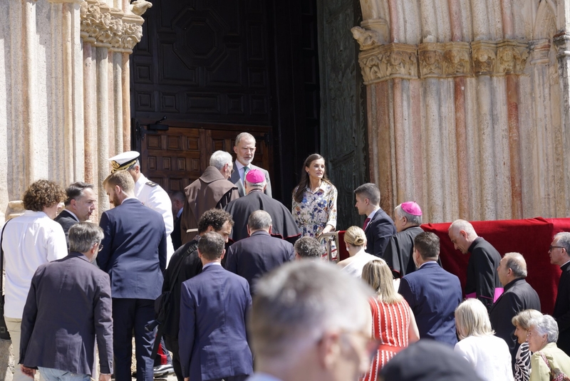 Los Reyes visitan el ayuntamiento y el Monasterio de Guadalupe ante la expectación de cientos de vecinos