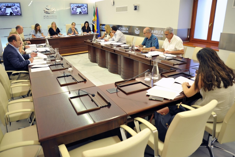 Los grupos parlamentarios extremeños se muestran en contra del acuerdo sobre la financiación singular para Cataluña