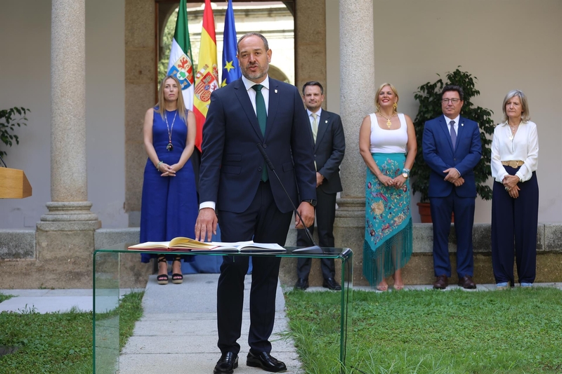 Francisco José Ramírez jura su cargo como consejero de la Junta tras el cese de Higuero por falsear su currículum