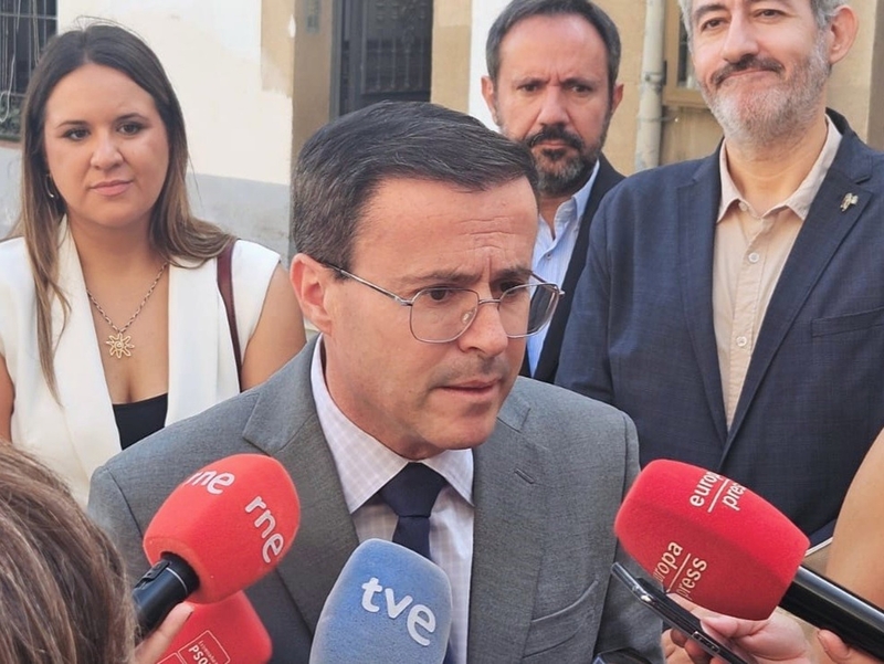Gallardo reclama el cese de la consejera de Educación tras el repunte de rutas de bus escolar sin prestar este viernes