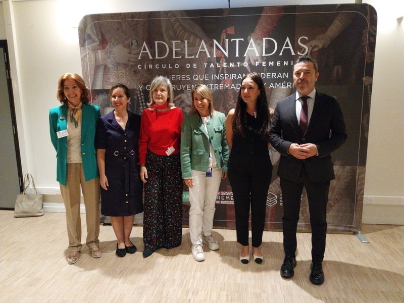 La Junta lleva a Bruselas su estrategia de reconocimiento del talento de mujeres que 'hacen Extremadura y América'