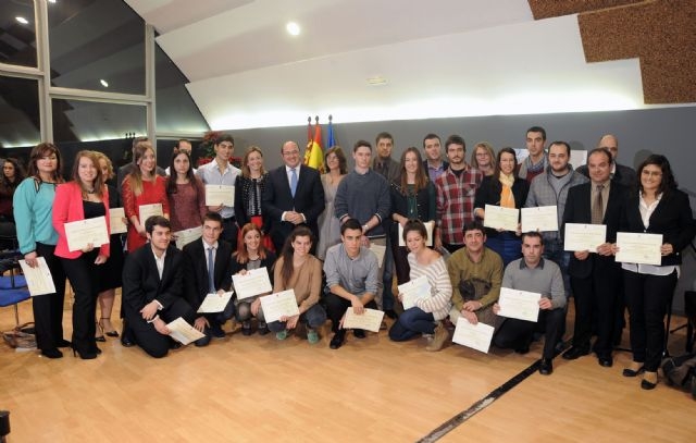 Educación concede a nueve alumnos extremeños los Premios Extraordinarios de Bachillerato del curso 2013-2014