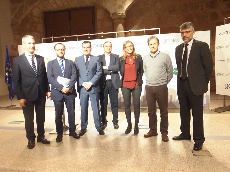 El Gobierno regional junto con todos los grupos parlamentarios rubrican la Estrategia Industrial de Extremadura