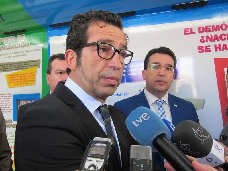 Un autobús didáctico recorrerá Extremadura para mostrar a los escolares el funcionamiento del Parlamento regional