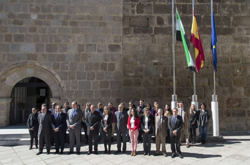El Gobierno de Extremadura guarda un minuto de silencio por las víctimas del accidente aéreo ocurrido en los Alpes franceses