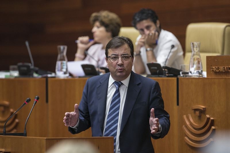 Guillermo Fernández Vara es investido presidente de Extremadura 