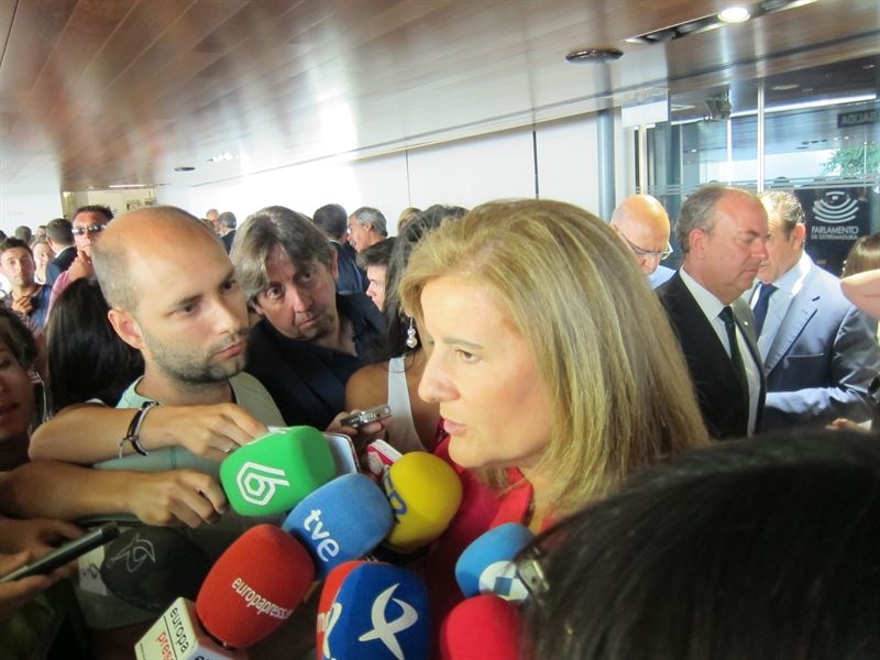 Báñez defiende la "receta" del Gobierno frente al paro y reafirma su "compromiso" con Extremadura 