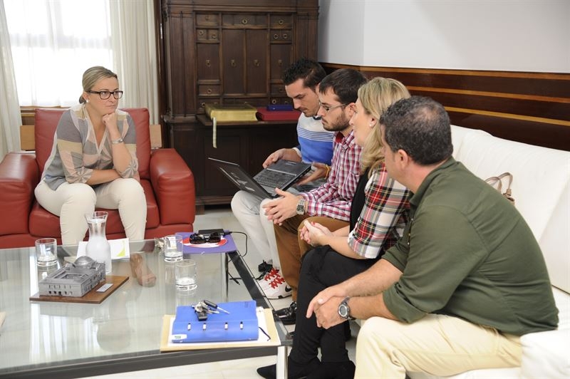Blanca Martín recibe a la plataforma SOS Guadiana para estudiar posibles iniciativas destinadas a erradicar el camalote