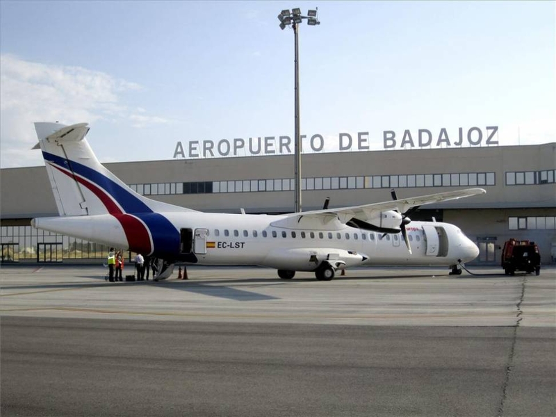 Licitado el contrato publicitario para el transporte aéreo en Extremadura desde Badajoz 