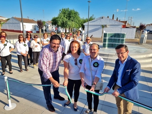 El presidente de la Diputación de Badajoz inaugura dos plazas en La Haba
