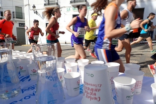 Promedio reparte agua del grifo a 3.500 participantes de carreras deportivas