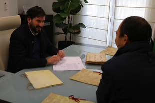 El Alcalde de La Coronada recibe su archivo municipal organizado