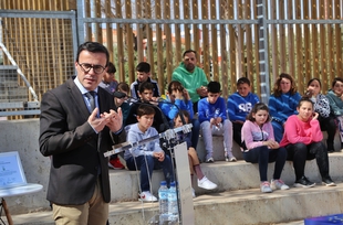 El colegio de Solana de los Barros ya nota los efectos de la instalacin de especies vegetales en su fachada y cubiertas