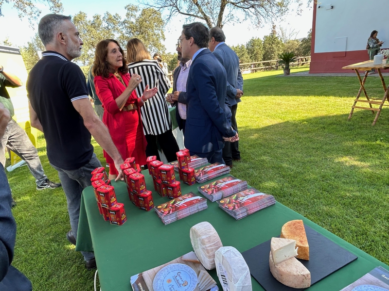 El presidente de la Diputacin asiste a la gala de promocin de los productos DOP e IGP extremeas de Caja Rural