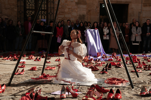 Voces de mujeres y una plaza de Santa María de Cáceres inundada de zapatos rojos recuerdan a las mujeres víctima de la violencia de género
