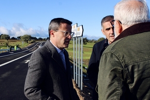 Miguel Ángel Gallardo visita en Siruela la carretera BA-136, en cuya mejora la Diputación ha invertido 1,4 millones