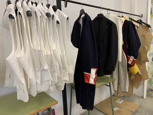 Taller textil en La Albuera para facilitar las herramientas necesarias para comprender el proceso de realización de prendas antiguas