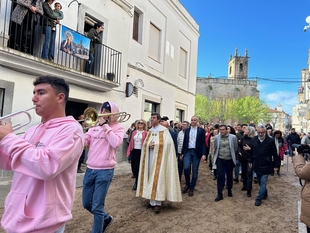 El presidente de la Diputación de Badajoz asiste a la celebración del Día de la Luz en Arroyo