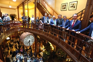El presidente de la Diputación asiste a la apertura del Hotel Las Tres Campanas en el Casco Antiguo