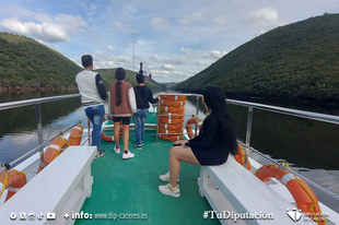 El barco fluvial “Balcón del Tajo”, preparado para recibir a las y los visitantes que se acercan a la Reserva de la Biosfera Transfronteriza del Tajo 