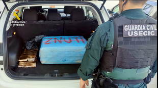 La Guardia Civil intercepta un coche con 42 kilos de hachís en el maletero