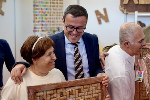 El presidente de la Diputación de Badajoz pone al sector del corcho como 