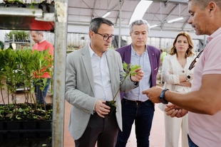 El presidente de la Diputación de Badajoz visita el ayuntamiento y un par de empresas en Hernán Cortés