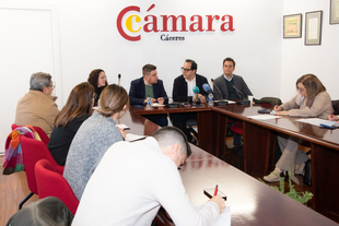 Diputación estudiará replicar el proyecto en el que trabaja Ahigal para acoger a nómadas digitales y llevarlo a otros municipios de la provincia