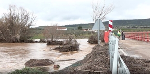 La crecida del río obliga a cortar la carretera que une Quintana y Valle de la Serena