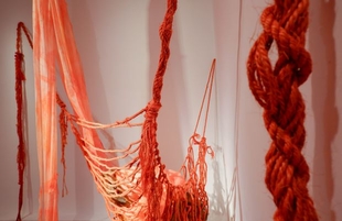 “Rojo Anaranjado Vívido”, un diálogo con los materiales por parte de Luciana Rago, en la Sala de Arte el Brocense